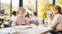 Gasten genieten van hun lunch op het terras van Zwaluwhoeve 